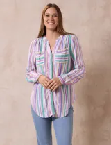 Blusa de lino estampada a rayas verticales en tonos blanco, verde, violeta, amarillo y rosa. Cuello a la base con escote en V y abertura central con botones. Delantera con bolsillos de parche. Mangas largas regulables con presilla y botón.