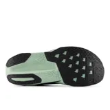 Championes de running New Balance modelo FuelCell Rebel v5 para hombre, con capellada de malla en color violeta oscuro y negro, y suela de espuma FuelCell en color verde menta. Diseñados para velocidad y ligereza con tecnología FantomFit y amortiguación de espuma PEBA/EVA.