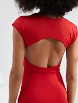 Vestido corto rojo ajustado al cuerpo, con mangas cortas y cuello redondo.