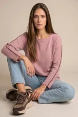 Sweater de algodón con textura acanalada, color rosado, de corte oversize y cuello redondo. Presenta una franja vertical en tono marrón a lo largo de las mangas.