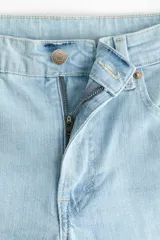 Jean de tiro alto y cinco bolsillos, confeccionado en denim con leve stretch, de corte ajustado en la cadera y diseño acampanado.