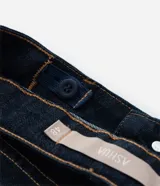Pantalón de jeans azul oscuro, corte skinny, tiro alto, con bolsillos delanteros y traseros.