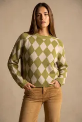 Sweater de tejido de punto con diseño de rombos en tonos verde oliva y beige, cuello redondo y mangas largas.