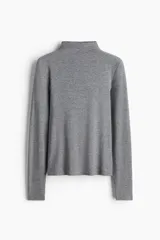 Top de punto suave con cuello alto y mangas largas, de corte entallado.