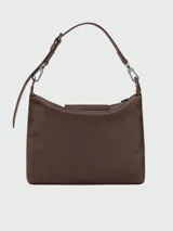 Cartera tipo hobo de tamaño grande, confeccionada en cuero vacuno con acabado liso. Presenta una solapa frontal con cierre de broche a presión y logo grabado, correa de hombro ajustable y herrajes metálicos.