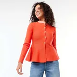Cárdigan de punto color naranja con corte peplum, cuello redondo y cierre frontal con botones dorados en forma de estrella.