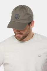 Gorro con visera de lona color verde oliva con parche circular de goma negro en el frente.