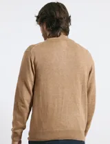 Sweater de punto color tostado, con cuello alto y cierre frontal parcial con botones. Diseño de manga larga con puños y ruedo acanalados.
