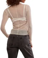 Top de manga larga color marrón, confeccionado en tejido transparente y texturizado con pequeños puntos en relieve. Presenta cuello fruncido y terminación elástica.