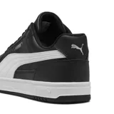 Championes Puma modelo Caven III, de diseño urbano con capellada de cuero sintético negro y la característica franja lateral en blanco. Presentan perforaciones en la puntera para mayor ventilación, suela de goma blanca con relieve y cierre de cordones al tono.