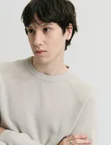 Sweater de punto inglés con escote redondo y mangas largas. Presenta cuello y puños terminados en punto canalé.
