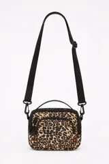 Bandolera pequeña con estampado animal print de leopardo, cuenta con un compartimento principal con cierre, un bolsillo frontal con cierre, asa superior y correa ajustable y extraíble.
