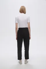 Pantalón tipo babucha de corte recto, confeccionado en tejido con felpa, con cintura elástica y cordón de ajuste frontal.