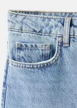 Jeans de denim celestes, de tiro alto y corte recto, con diseño clásico de cinco bolsillos y cierre frontal con botón y cremallera.