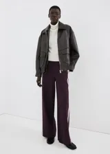 Pantalón de vestir bordó de corte recto con líneas laterales blancas y diseño de pierna ancha.