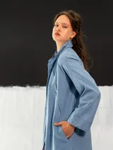 Tapado de denim celeste con cuello con pliegues y corte recto.