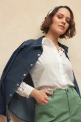 Short blanco de tiro alto, de algodón y elastizado, con terminación desflecada.