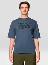 Camiseta de manga corta en color azul, confeccionada en algodón liviano. Presenta un estampado gráfico frontal con el logo de la marca en color negro.