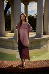 Vestido midi de algodón con estampado artístico en tonos bordó, negro y crudo, cuello redondo, mangas cortas y bolsillos laterales.