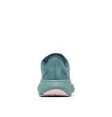 Championes de running Columbia modelo Konos Featherweight, color turquesa con detalles en blanco y suela en tono rosado. Presentan una parte superior de malla tejida transpirable, sistema de amortiguación Omni-MAX y entresuela TechLite+ para mayor retorno de energía.