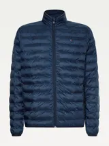 Campera acolchada Tommy Hilfiger color azul marino, con cuello alto y cierre de cremallera. Tiene el logo de la marca bordado en el pecho y detalles distintivos en el cuello. Es plegable y repele el agua.