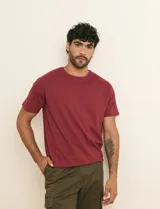 Remera básica de algodón color beige, de manga corta, con cuello redondo y un pequeño detalle bordado en el pecho.