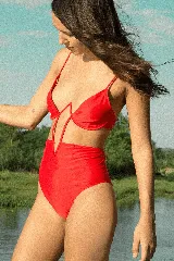 Malla enteriza roja con diseño cut-out frontal, escote pronunciado y bombacha de tiro alto.
