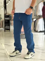 Pantalón de jean azul de corte recto y clásico, con bolsillos laterales y traseros.