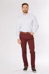 Pantalón de gabardina de corte recto y cinco bolsillos, con diseño liso y trabillas para cinturón.