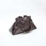 Bolso grande de mano color marrón, con diseño de efecto trenzado y asa superior.