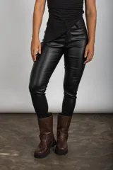 Pantalón de cuerina negro de tiro alto, corte recto y ajuste con cierre y botón frontal.