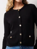 Cardigan tejido color blanco, marca Ninety. Escote a la base y abertura central con botones metálicos dorados. Delantera con bolsillos simulados con botón dorado.