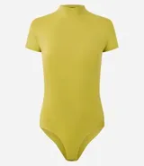 Body manga corta color borgoña, con cuello redondo medio y cierre inferior.