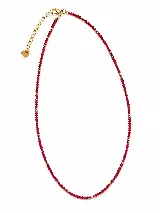 Gargantilla de cuentas de cristal transparente con cadena de alargue dorada y dije de corazón pequeño.