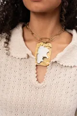 Vestido corto color crema, tejido a crochet con cuello polo y mangas cortas.