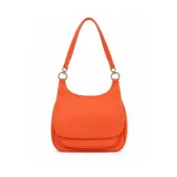 Cartera de hombro color naranja, con diseño de solapa frontal decorada con perforaciones sutiles y herrajes metálicos plateados en la unión de la correa.