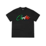 Camiseta negra de algodón con estampado frontal de la marca Corteiz en letras verdes, blancas y rojas con la forma de la bandera italiana.