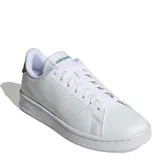 Championes urbanos Adidas modelo Advantage, color blanco con detalles en verde en la lengüeta y el talón. Presentan perforaciones laterales que forman las tres bandas características de la marca y suela de goma blanca.
