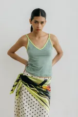 Musculosa ajustada color verde menta con escote en V y ribetes en color verde lima.