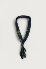 Bandana de algodón color verde oscuro con estampado gráfico y geométrico en blanco.