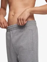 Pantalón tipo jogger de algodón con cintura elástica, bolsillos laterales y traseros, y logo de la marca bordado.