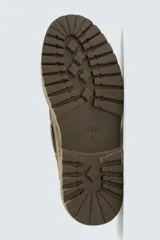 Zapato tipo náutico color verde oliva. Capellada de cuero serraje, con cordones y suela track. Marca Mango Man.