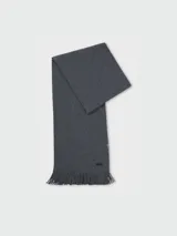 Bufanda de punto Raschel color blanco hueso, con diseño liso y terminación en flecos cortos. Incluye una pequeña etiqueta metálica con el logo de la marca.