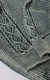 Sweater de cuello redondo con diseño de tejido texturizado en color verde y blanco. Presenta un calce relajado y terminaciones en punto rib en el cuello.
