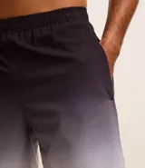 Bermuda deportiva masculina, color verde azulado con efecto degradé, cintura elástica con cordón de ajuste interno y forro de tela.