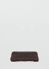 Bolso de mano tipo clutch con diseño trenzado, confeccionado en material sintético con acabado mate. Presenta una estructura rectangular y cierre superior.