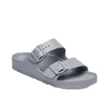 Sandalias tipo zueco Birkenstock modelo Arizona, fabricadas en EVA de color gris claro. Presentan dos tiras ajustables con hebillas metálicas.
