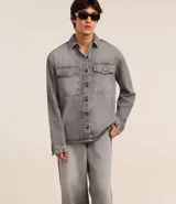 Pantalón baggy de jean azul, con bolsillos delanteros tipo cuchillo y bolsillos traseros.