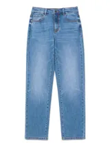 Pantalón de jean de corte recto y tiro alto, en tono celeste claro. Cuenta con diseño clásico de cinco bolsillos y cierre frontal con cremallera y botón.