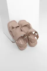 Sandalias bajas color beige con plataforma y tiras anchas de cuero.